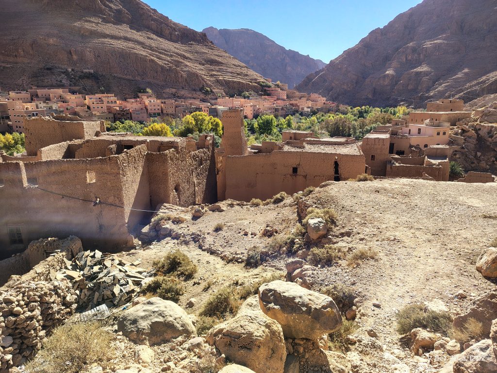 Bergachtig landschap met traditionele gebouwen.