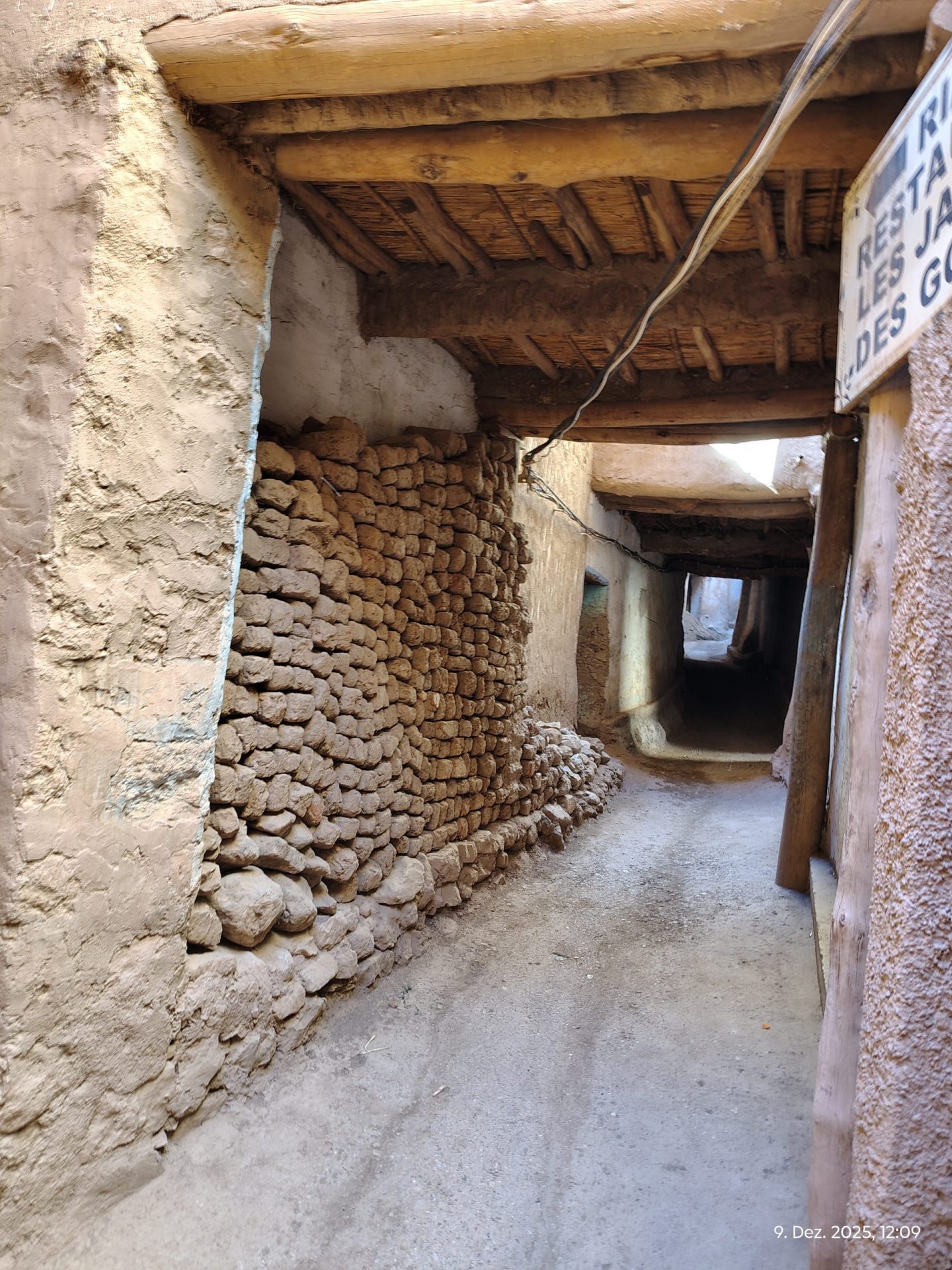 Smalle steeg met aardse muren