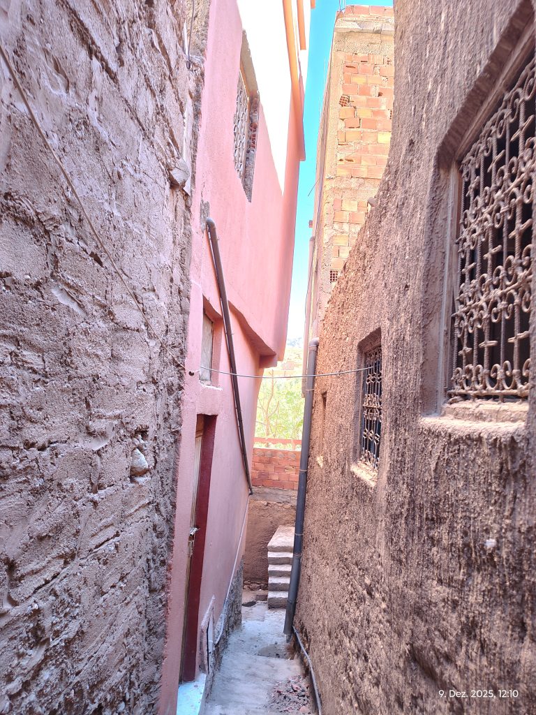 Smalle steeg tussen twee gebouwen