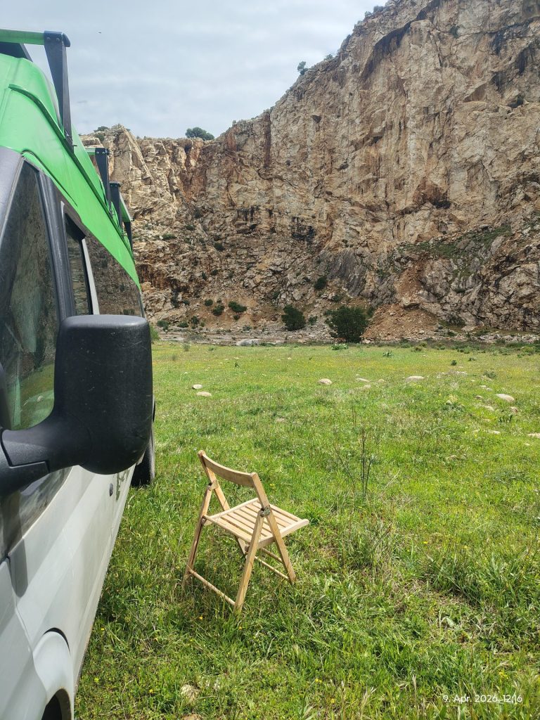 Vanlife vor felsiger Landschaft