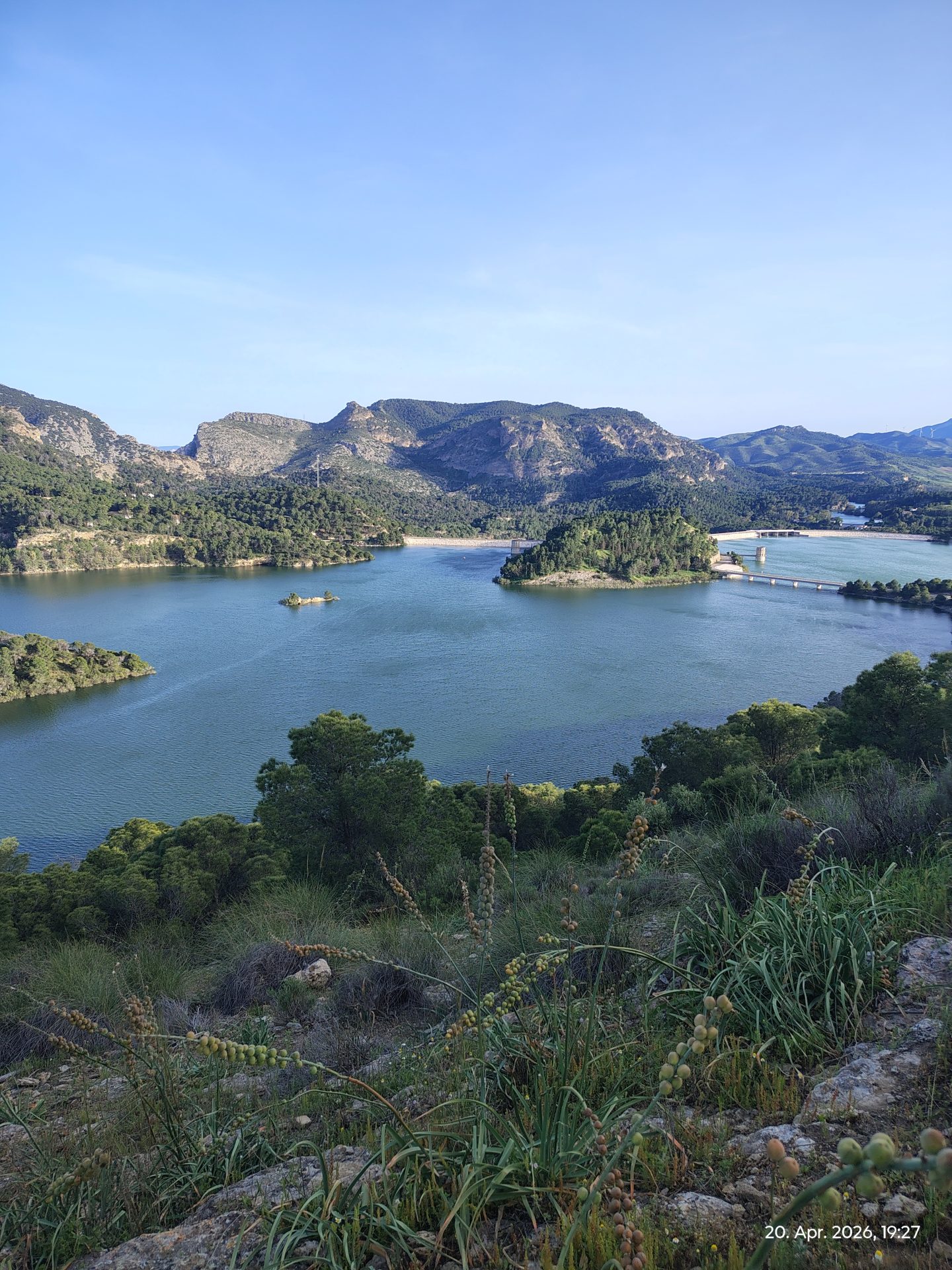 Schöne Landschaft mit Wasser und Bergen.