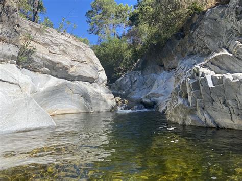 Fluss durch felsige Landschaft